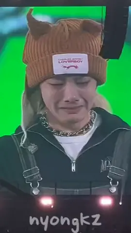 my heart hurts so much seeing him crying🥺 #jeongin #straykids 