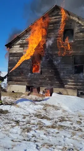 Firefighter Burns A House With A Flamethrower! We are trained professionals with over 30 years of experience to keep us safe. Absolutely do not attempt #fy #firefighter #lit 