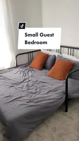 Guest bedroom idea for a small room 😊 daybed is from Ikea #guestbedroom #makeuproom #smallroom #deskmakeover #guestbedroommakeover #daybed #thefighome 