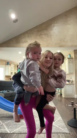 Yes I was holding all 4 kids at one point😂 #kids #momlife #fyp 