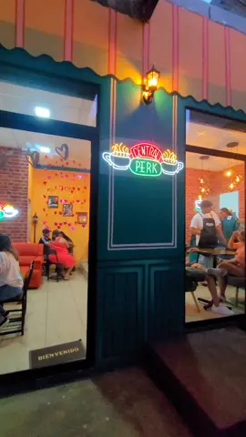 Así es Central Perk, la cafetería inspirada en la popular serie Friends en El Salvador 🇸🇻 #viral #elsalvador #sivar #turismo #friends #coffe #elsalvador🇸🇻 #elsalvadortravel #elsalvador4k #santaana #foodlove 