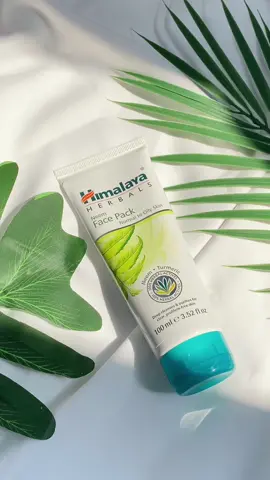 [ Review Mặt Nạ Đất Set Himalaya Neem Face Pack ] Himalaya Herbals - một hãng dược mỹ phẩm nổi tiếng của Ấn Độ, cam kết các sản phẩm được chiết xuất 100% thiên nhiên an toàn và lành tính cho mọi người 🌱👉Dạo gần đây mình vừa trải nghiệm dòng bestseller của Himalaya được nhắc đến nhiều trên các diễn đàn skincare đó chính là mặt nạ đất set chiết xuất từ lá Neem. Hãy cùng mình điểm qua điểm mạnh của em ấy nhé🌿Packaging: dạng tuýp đơn giản, với tone màu xanh trông rất tươi mát. Thành phần và công dụng được hãng in đầy đủ trên bao bì🌿Texture: kết cấu gel lỏng màu nâu , chất không mịn mà hơi lợn cợn nếu nhìn kĩ có thể thấy nguyên liệu lá neem được xay nhuyễn. Mùi thơm thảo mộc, nếu ban đầu thấy hơi nồng thì kho thoa lên da mùi thỏa mộc hầu như bay bớt đi và mùi rất thư giản nè🌿Thành phần và công dụng🪷Lá Neem : giảm sưng viêm, làm sạch da, diệt khuẩn, kiểm soát mụn, ngăn mụn trở lại🪷Nghệ Tây : giúp mờ thâm , nuôi dưỡng da hồng hào sáng mịn🪷Đất set Kaolin & Fuller Earth: hút dầu nhờn, loại bỏ da chết, thanh lọc da, ngăn mụn đầu đen, mụn trứng cá, sợi bã nhờn..🌿Cảm nhận : sau khi dùng em này cảm nhận sau mỗi lần rửa mặt, da mặt được mịn màng hơn, bã nhờn cải thiện hơn, da không hề khô căng sau đắp xong. Ngoài ra mình để ý thấy vùng mũi cũng bớt hẳn mụn đầu đen, và dầu thừa 2 bên má cũng cải thiện phần nào ý🌿Giá thành >100k quá là hạt dẻ và đáng để trải nghiệm cho các nàng đang tìm sản phẩm làm giảm mụn đầu đen, bã nhờn nha #himalaya #myphamando #himalayaneemfacepack #mundauden #giammun #ypf #review #reviewlamdep