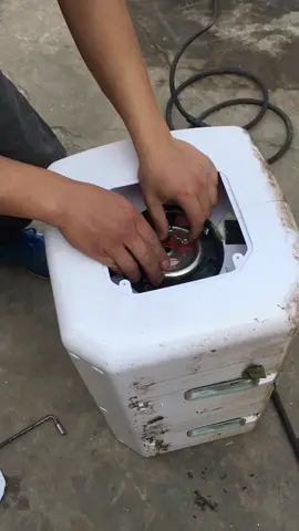 Vệ sinh bình nóng lạnh nước đá vôi