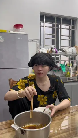 Mấy đứa hồi nhỏ hay trốn học chơi điện thoại kiểu 😆