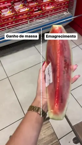 Lembrando que AMBOS os grupos podem ser consumidos! Não é pra excluir nada e nenhum alimento SOZINHO vai te fazer emagrecer ou ganhar massa. Precisa de todo um conjunto pra isso acontecer!🔥 CALORIAS EM 100g: Melancia 🍉 = 30 calorias. Batata doce 🍠 = 86 calorias. Banana 🍌 = 89 calorias. Uva 🍇 = 53 calorias. Maçã 🍎 = 52 calorias. Abacate 🥑 = 160 calorias. #sersaudavel  #reeducaçãoalimentar #nutricionista #alimentacaosaudavel #fyp #emagrecer #emagrecimento #ganharmassamuscular 