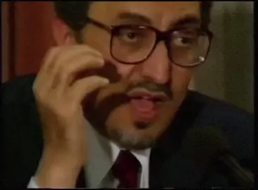 ساهمن رمشه على الخد وسناه ‏كن لمعة وجنته وردن وطل ‏الشفايا كنها جمر الغضاه ‏تحرس الريق المحلّى بالعسل ‏والشعر ليلن نقل حمرة مساه ‏أجعدن حوّل على صدره همل #خالد_الفيصل  #شعر #قصائد #الفيصل 🖤🖤🌻