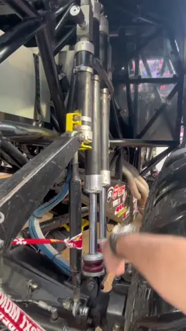 Crazy how these shocks work!! 30’’ of travel!! #monsterjam #monstertrucks #monstertruck #greenscreenvideo #shocks #brycekenny #greatclips #mowhawkwarrior #greatclipsmowhawkwarrior #bkt #mowhawk 