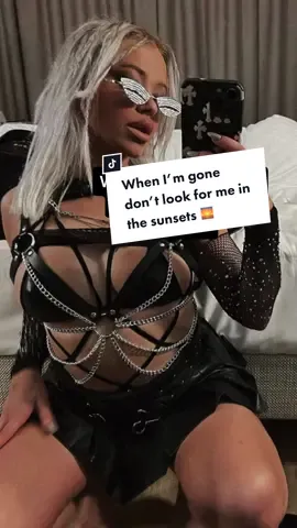 Aww this trend makes me nostalgic 😭🫶🏼 #rave #raving #festival #techno #dontlookforme #whenimgone #sunsets #dnb #technotok #minimaltechno #hardtechno #joke 