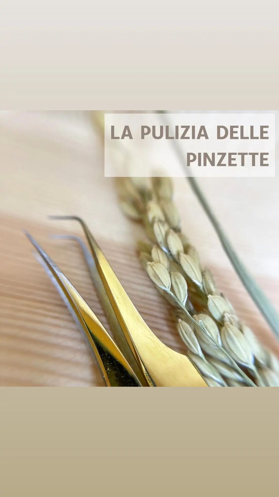 Tutte noi almeno una volta abbiamo messo le pinzette nella colla ( Con la fretta di solito puliamo le pinzette con quelle dritte, questa cosa non va assolutamente fatta perché rischiamo di rovinare le punte. E alla fine avremo uno strumento inutilizzabile al quale si attacca tutto, le punte non si chiudono e i ventagli si smontano ( Ora vi racconto dei piccoli trucchi come risolvere questo problema velocemente: [1 Usate una limetta molto delicata - toglie lo strato di colla e non rovina le pinzette. |2 Applicate il remover in gel e aspettate un paio di minuti. La colla si deteriora e si stacca da sola. 3 Esiste anche un prodotto apposito che si chiama Cleaning Ball. Si usa in caso delle pinzette completamente incollate. Bisogna immergere le pinzette, aspettate 10-20 secondi e avrete le pinzette pulite.