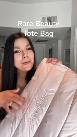 Rare Beauty tote bag🤍 a literal slay, you need her! #rarebeauty #rareaesthetic #rarebeautyreview #rarebeautybyselena #makeupbagmusthaves #beautyessentials #beautymusthaves #thatgirl #cleanasthetic #beauty #makeupaesthetic #musthaves #boldglamour #unboxing #newrarebeauty 