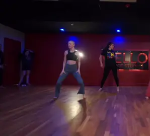 Reposted from Metronome Ambassador  @evelyn_anne09  instagram.com/evelyn_anne09 Always thankful for the opportunity to come back to instagram.com/zellodancestudios and put steps on this floor. Epic love to instagram.com/zgalasso for the incredible push in this jazz class. It’s always a privilege to learn from your amazing artistry.  #dancer #dancelife #alopeciaproud #alopeciadancer #dreambigworkharder #befiercestayhumble #dancersofinstagram #unapologeticallyauthentic #metronomedancewear #metronomeambassador #feedyourartistrywithpositivity #bostonstreetdance #bostonstreetchoreo #bostondance #bostondancescene #bostondancers 