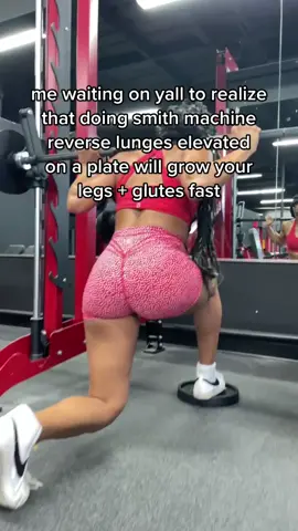 smith machine reverse lunges will grow that 🍑 #glutegrowth #glutepump #FitTok #GymTok #lunges #easyworkout 