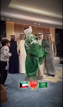 الكويتي والسعودي سوا سوا 🇰🇼❤️‍🔥🇸🇦  الله يحفظهم ويحفظ اهل السعودية وأهل الكويت ☝🏻🤍 غالين والله على القلب 🫶🏻 @منصور ال زايد | Mansour #منصور_ال_زايد #اكسبلور #mansour_alzayid #ناصر_السبيعي #خالد_ال_زايد 