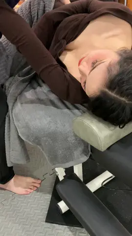 混血小姐姐の朋友第一次的整脊體驗，腰椎咖咖 #整脊 #整体 #美式整脊 #整骨 #運動按摩 #按摩 #AMCT #西門 #西門町 #脊診室 #chiropractic  #肩頸 #肩頸痠痛改善 #腰痛解消 #腰痛 #健康促進