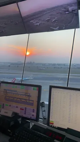 ดอนเมืองเกิร์ลลล 🛫🛬 #atclife #airtrafficcontrol #VTBD #ผู้ควบคุมจราจรทางอากาศ #สนามบินดอนเมือง #donmueanginternationalairport #atc #airtrafficcontroller #airtrafficcontroltower #controltower #หอบังคับการบิน #หอบังคับการบินดอนเมือง 