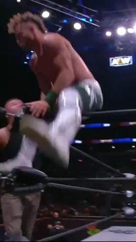 #DanielGarcia with the assist during #AEWRampage! #aew #allelitewrestling #sammyguevara #actionandretti #jerichoappreciationsociety 