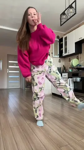 Reason why I’m always late 🤦🏽‍♀️😅 DC : @Johnny 🔥 #magixx #shaye #fyp #virual #vibe #kitchen #Home #dance #dancer #pink #afro #afrobeats #african #ghanian #naija 