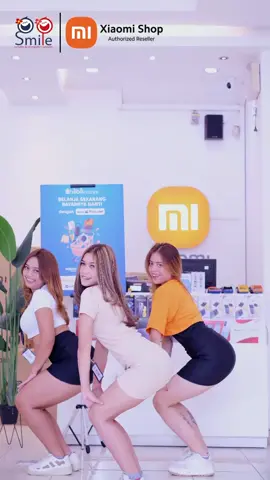 Mau tau nggak kita bertiga bawa apaan? Bawa kebahagiaan buat kamu uhuyy 🤭😝 #TerimaTantanganRoyco #fyp #fypシ #laptop #handphone #viraltiktok #smileselular #smileselulargianyar 