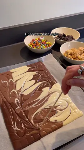 For all the chocolate lovers 🤎💌 #datenight #datenightideas #chocolate #chocolaterecipe #chocolatelover #datenightathome #baking #oreos #oreorecipe #dateideas #couplegoals #netflixandchill #daten #chocolatedessert 
