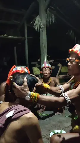 Salah satu keunikan lainnya dari suku Mentawai, yaitu SIKEREI. orang yang dipercaya masyarakat setempat dalam hal mengobati sakit penyakit. Medis maupun Nonmedis. dan masih banyak cerita unik dan indah lainnya tentang Mentawai, selama setahun mengabdi disana. TerimaKasih SM3T. #gurupedalaman #sm3t #gurusm3t #pengabdian #pengabdianguru #mentawai #mentawaiisland #sumaterabarat #sukumentawai 