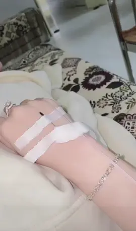 Nửa đêm phải nằm truyền nước biển, tủi thân thực sự 😞