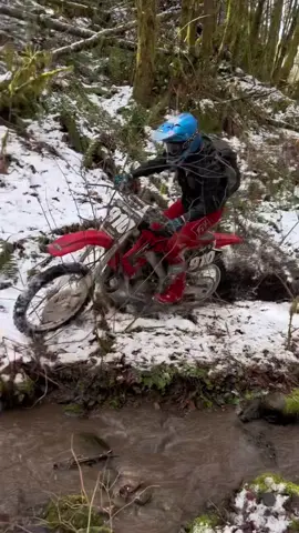 It was epic to slide the CR125 around in the snow, rain, and sun all in one day. What time of year do you guys enjoy riding the most? 🎥: @ryanmclean_66 #2002 #CR125 #honda 