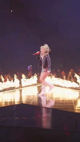 Thank you for making this tour so fun, and to all of these amazing crowds! 💜 #DenimandRhinestonesTour #Philadelphia #Charlottesville, #Pittsburgh #Detroit 