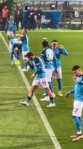 LA OFENSIVA DEL NAPOLI 💥  Esta es una formación para iniciar el partido ante el Sassoulo, ocho jugadores sobre la línea y solo los dos defensas centrales y el portero quedaron atrás. La formación de Spalletti es tan agresiva que así plantea desde el principio los partidos.