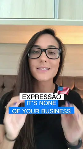 Sabe o que significa a expressão IT'S NONE OF YOUR BUSINESS em inglês? 🥷🇺🇸 👉Essa expressão é muito comum e podemos usá-la de algumas formas diferentes, passei algumas delas no vídeo ✅Lembra de assistir até o final para ver os exemplos e de SEGUIR para mais dicas de inglês da vida real #inglescomtai  #aprenderinglês  #inglesdatai #morarnoexterior #vidanoseua #morarnocanada #inglesparabrasileiros  #falaringles #vivernaaustralia #aulasparticularesdeingles 