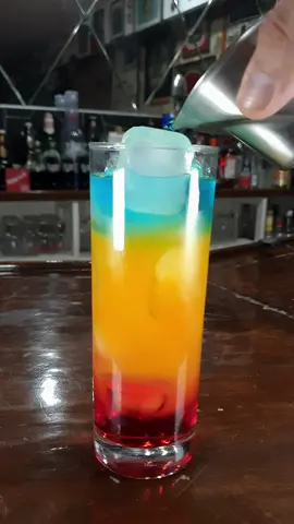 El cocktail The Barbados Surprise nos atrapa por su imagen de colores en capas, una mezcla divertida y muy agradable, sencilla de hacer y a la vez atrevida para que podamos disfrutar de una copa única. 1 oz. Granadina Jugo de Naranja Mezcla 2 a 1 Ron Blanco y Curazao Azul #cocteles #cocteleria #coctelesencasa #barbados #barbadossurprise #coctelcreativo #coctelesconron 
