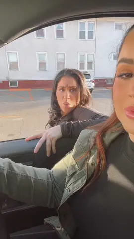 Watch her at the end 😂😂@aace2423 @momageroq #fyp #viral #trending #funny #funnyvideos #family #crazy #fun #video #usalatino #Love #sofunny🤣🤣 