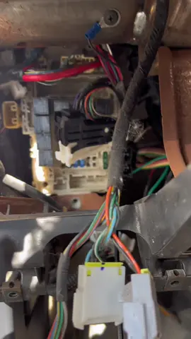 Don’t break another fuse box! #cartips #mechanic #mechaniclife #carguy #carthings #carguythings #autorepair #autotechnician 