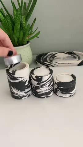 Marbled candle holders and matching trinket tray. Love this one soo much. Creating these are my absolute favorite to make. 🖤🤍🖤🤍 #jesmonite #marbled #tealight #candleset #trinketdish #handmadewithlove #homebusinessowner #madeincapetown #southafricanbusiness 