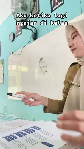Beginilah keseruan mengajar di dalam kelas 🥰 #fyp #gurutiktokindonesia #gurumudaindonesia #gurutiktok #wajobugis #sengkangwajo #viraltiktok #akuterpikatdirimu 