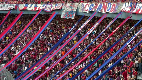En barrio Obrero hay una barra… es la más loca de todas 🎶 🌪️🔵🔴 #CerroPorteño #CCP1912 #LaMejorHinchadaDelPaís #LaPlaza #Comando #LaNuevaOlla