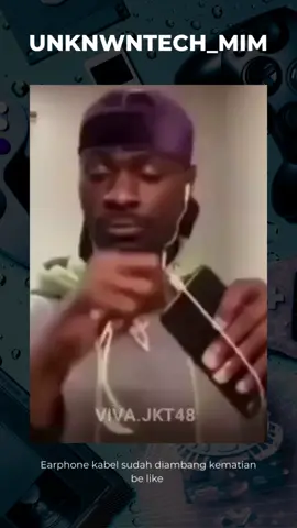 Me with my earphone right now 😭 follow @unknwnpeople911   #techmim #memestiktok #techmemes #viraltech #lucu #fypシ #fypシ゚viral  #ngakakkocak #earphones 
