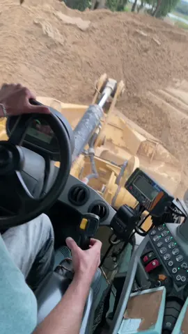 #CapCut #maquinaspesadasnotiktok #vaiprofycaramba #viral #viralvideo #cat #caterpillar #cat924k #mineracao #areia #construction #komatsu #operator #operadoresdemaquinas #foryou #foryoupage 