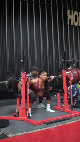 Why is 385 moving like thatttttt 🤧 #squat 