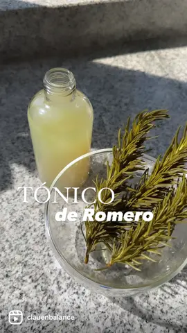 TÓNICO DE ROMERO PARA RECUPERAR EL BRILLO DE TU PELO  INGREDIENTES  1 litro de agua  3 Ramas de Romero  1/2 cucharada de vinagre orgánico  PREPARACIÓN  1-En una ollita poner agua a hervir 2-Agregar el Romero y dejar hervir por unos minutos  3- Apaga el fuego y deja enfriar  4- Agrega el tónico a un atomizador de vidrio y agrega el vinagre orgánico  5- Deja un día que repose el tónico y al segundo día lo podrás usar  6- Puedes guardar en el refri hasta dos semanas  Beneficios del Romero 👇🏻 -Los beneficios del Romero para el cabello son múltiples algo que se debe principalmente a su alto contenido de nutrientes esenciales, antioxidantes y revitalizantes. -Frena la caída del cabello -Estimula el cuero cabelludo -Regula el exceso de sebo -Mejora la textura del cabello -Calma el frizz ya me lo aplico una o hasta dos veces a la semana , dejo actuar por 15 minutos antes de bañarme y listo!  Después de la tercera aplicación, tu cabello recuperará el brillo, pruébalo y me cuentas!!  . . . #hack #tonico #romero  #pelo #natural #hechoencasa #hairtutorial #trend #viral #pelobrillante #rosemary  #cuidadeti #tips #remediosnaturales 