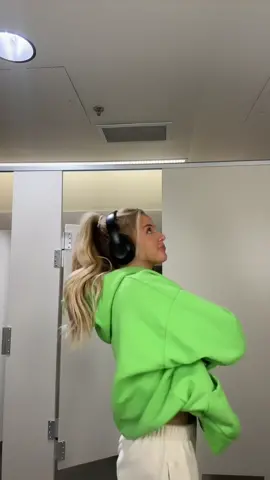 💚💛 this song > #OOTD #fitcheck #college 