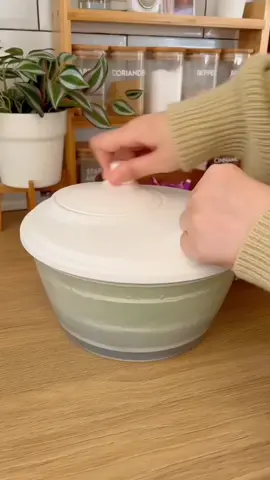 Pengering Sayuran✨️ cocok untuk bunda-bunda kalau mau simpan sayuran dalam kulkas yang sudah di cuci🥰 #homekitchen  #homegood  #foodpreparation  #kitchensetideas  #kitchenorganisation  #organizingasmr  #kitchenrestocking  #tiktokshop  #fyp #modernohouseware #foodchopper #kitchendecorideas  #fypシ  #dapuridaman  #rumahminimalismodern  #dapuraestetic  #dapurimpian  #asmrkitchen #rumahaesthetic #livingroomdecor #kitchenorganizing #homedecorideas #organizingtips #dailyhomeliving #homedecoraesthetic #kitchendesignideas 