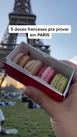 Qual ficou com mais vontade de experimentar? Macaron - Pierre Hermé Mousse au chocolat - Chez Janou Éclair - L’éclair de génie Religieuse - Carl Marletti Crème Brulée - Chez Janou O meu guia de Paris tem tudo para você fazer a melhor viagem da sua vida: passo a passo do planejamento, roteiros prontos, indicações de onde comer, o que visitar, onde se hospedar, como se vestir em cada estação do ano, minhas dicas pra não passar perrengue, e muito mais! O link pra adquirir o seu, tá na minha bio! E lembrando que até o dia 3/3 ele está com 20% de desconto, basta usar o cupom: LANCAMENTO20 #dicasdeparis #viagemfrança #frança #brasileirosnafrança #dicasdeviagem #roteirodeviagem #brasileirosemparis #parisparabrasileiros #primeiraviagem #viageminternacional #guiadeparis #guiadeviagem #ondecomeremparis #ondecomerparis 