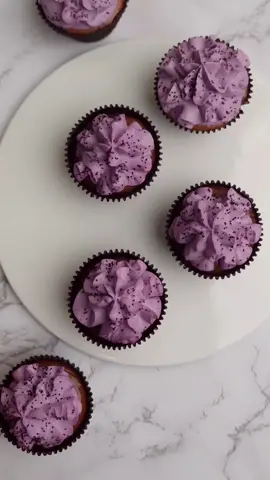 Cupcake chocolat liégeois  Une crème onctueuse surmontée d'une légère chantilly servie dans son pot en chocolat 🍫  Pour les pots en chocolat: 100g de chocolat noir  Disposer des caissettes en papier dans des moule à muffins, faire fondre le chocolat, à l'aide d'un pinceau étaler une fine couche, passer au réfrigérateur quelques minutes puis répéter l'opération.  Pour la crème dessert  400g de lait  200g de crème  5g de cacao  30g de maïzena  25g de sucre  150g de chocolat  Mélanger le lait, le sucre, la maïzena et le cacao, mettre sur le feu jusqu'à ébullition, ajouter le chocolate, filmer au contact et laisser refroidir. Détendre la crème avec un fouet et remplir les pots en chocolat  La chantilly  250g de crème  20g de sucre 1 càs de purée de myrtilles surgelées (facultatif)  🇺🇸 Chocolate liégeois cupcake  A chocolate cream topped with a light whipped cream served in its chocolate pot 🍫  For the chocolate pots: 100g dark chocolate Arrange paper cases in muffin moulds, melt the chocolate, using a brush spread a thin layer, refrigerate for a few minutes then repeat the operation.  For the chocolate cream 400g of milk 200g cream 5g cocoa 30g cornstarch 25g sugar 150g chocolate Mix the milk, sugar, cornstarch and cocoa, put on the heat until boiling, add the chocolate, cover in film and leave to cool. Loosen the cream with a whisk and fill the chocolate pots whipped cream 250g heavy cream 20g of sugar 1 tbsp frozen blueberry purée (optional) _________ #cupcakes #chocolat  #recipes  #food #foodporn #cookingart #cooking #art #Foodie    #foodblogger #foodblog #foodinfluencer