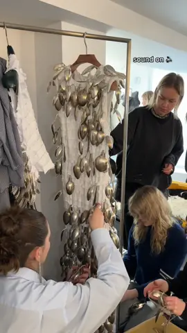 Spoon me 🥄 Look from #Hodakova’s AW23 collection 💥 #DazedFashionTV #TikTokFashion #asmr #spoons #parisfashionweek #pfw #showrooms #aw23 #fashion 