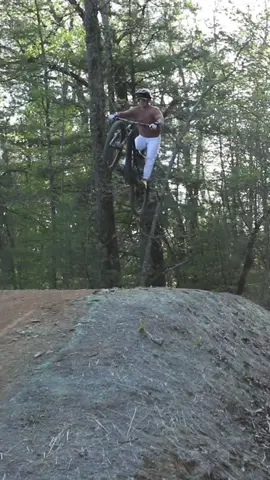 What in the actual F🤬👿#? @christopher_grice is an animal on the trails #woah #mtb #manual #trick #mountainbike #dh #jump #specialized 