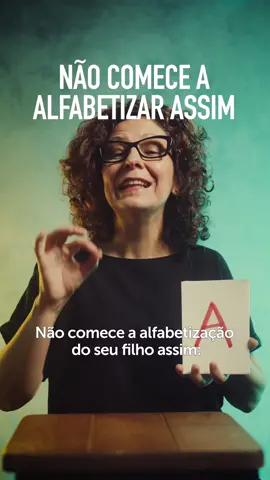 Quando a gente entra no Youtube e procura aulas sobre alfabetização, só encontramos vídeos ensinando o nome e a forma das letras. Quase ninguém se lembra de que as letras não são feitas apenas de nomes e formas, mas de sons. Isso gera graves lacunas na compreensão do nosso idioma. Se você vai começar a alfabetizar, comece ensinando os sons das letras. Em seguida você conta o nome e depois apresenta a forma. Pode ter certeza de que a alfabetização fará muito mais sentido. E isso não sou eu que estou dizendo, é a Universidade de Standford, que comprova a eficácia do método fônico e a Academia Brasileira de Ciências, apoiada em mais de outros 75 estudos internacionais.  Conheça o curso Eu Posso Alfabetizar. São mais de 50 aulas, em que eu te ensino o passo a passo, de uma forma muito prática e acessível, o caminho para você tornar o seu filho um leitor seguro e confiante. E não é só isso. Adquirindo hoje mesmo você ainda leva:  ✅+ 2 aulas ao vivo para tirar dúvidas comigo ✅+ 6 lives com especialistas ✅+ masterclass Educar em tempos de Caos ✅+ meu vídeo com as mais belas cantigas para você cantar com o seu filho ✅+ desconto de 30% em todos os meus materiais ✅+ PDFs com abecedário das 4 grafias do alfabeto ✅+ 200 páginas de atividades extraídas dos meus materiais  Acesse já o link na bio, use o cupom “Turma1” e garanta 10% de desconto. Mas corre, porque as vagas com direito às aulas ao-vivo são limitadas até o dia 05/03, e você não pode perder essa oportunidade de alfabetizar seu filho ainda em 2023. Com esse método você pode alfabetizar.  #metodofonico #alfabetização #homeschooling #diariodesescolar #fonemas #fonemasegrafemas 