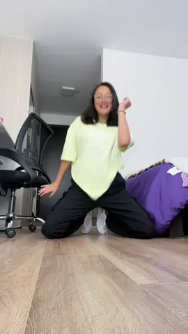 Replying to @Daniela para servirles me siguen doliendo las rodillas jajaja #trend #dance #baile #karolg #shakira #army 