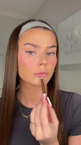yes 🤓 that’s awesome!! #makeuptutorial #makeup #MakeupRoutine 