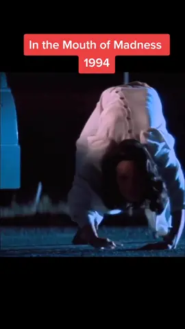 Sutter Cane es un escritor de novelas de terror, cuyo éxito no tiene comparación con el de ningún otro esritor. Pero poco antes de entregar a su editor su última novela, ha desaparecido sin dejar rastro. Al mismo tiempo, algunos de sus fans están volviéndose muy violentos de manera inexplicable. El editor de Cane contrata a John para que encuentre al novelista. Él piensa que todo es un montaje publicitario, para promocionar el próximo libro de Cane, pero no tardará en descubrir la horrible verdad. #peliculadeterror  #peliculasdeterror  #peliculasdehorror 