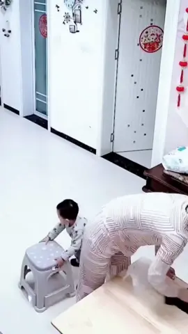 The baby puts the blame on his father!🤣🤣🤣#FamilyFun #funnyvideos #funnybabyvideos #babycute #babylife #babytiktok 